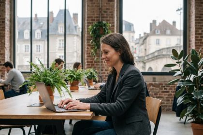 Femme en coworking à Épinal travaillant sur un ordinateur